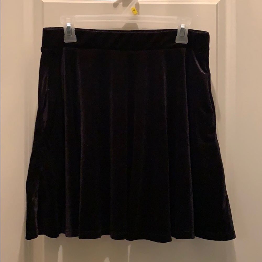 Velvet black skirt with pockets!